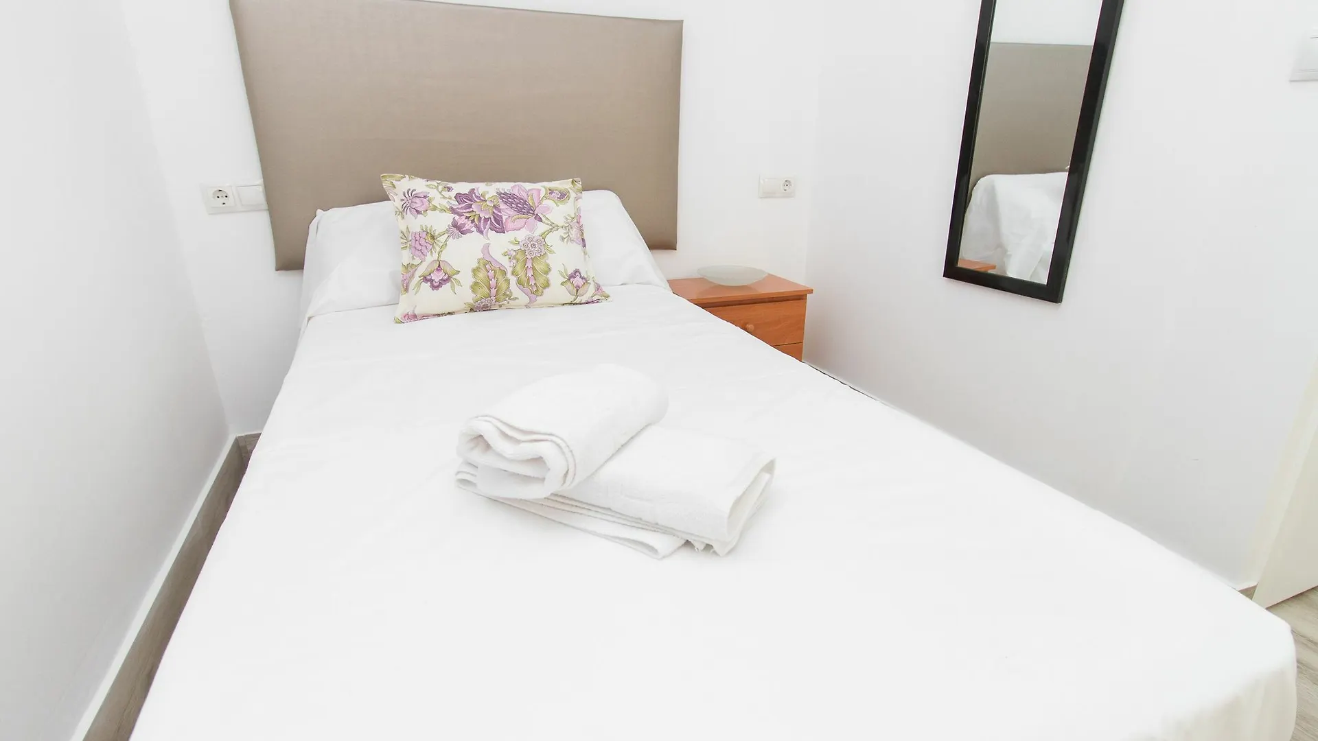 Modish 3 Bedroom Apartment In Malaga By La Recepcion